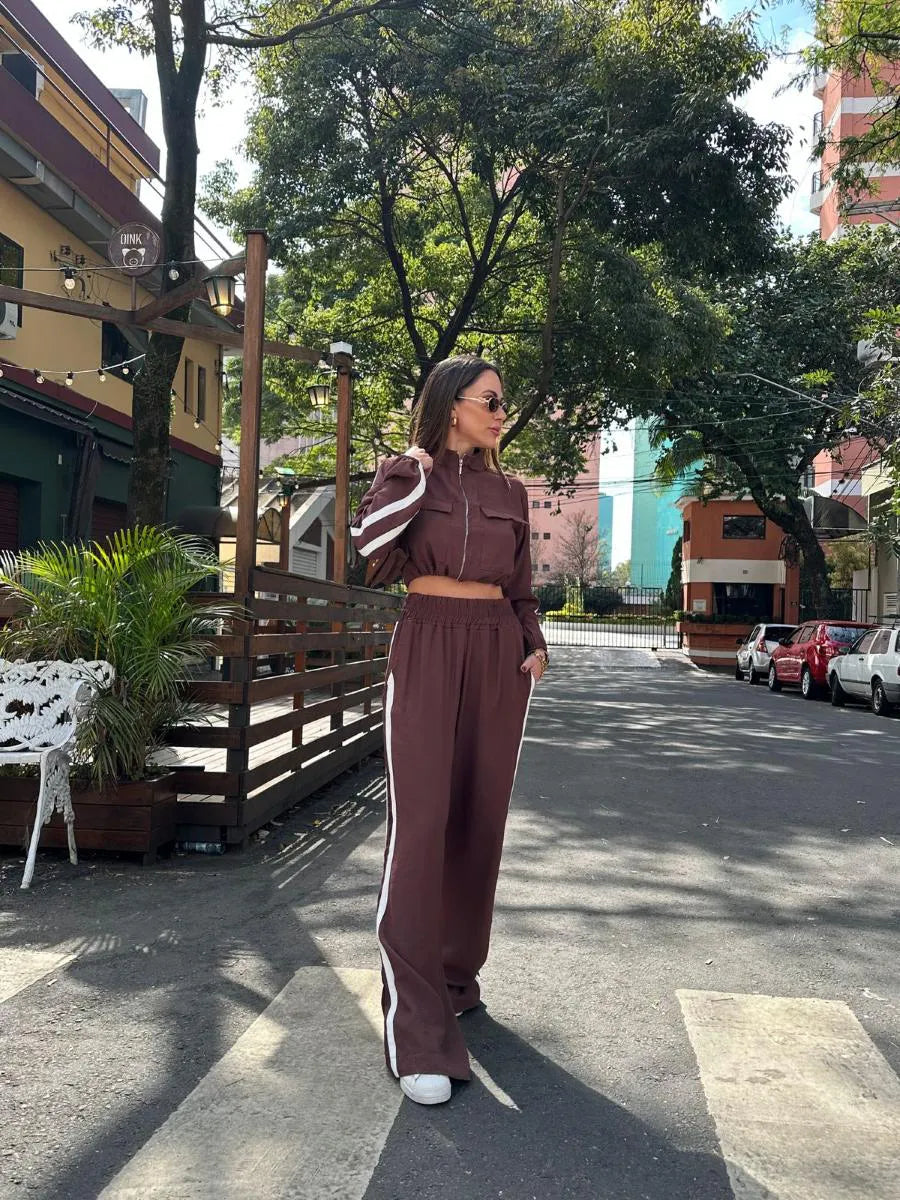 Conjunto Pantalona com Listra Lateral + Jaqueta com Zíper de Metal
