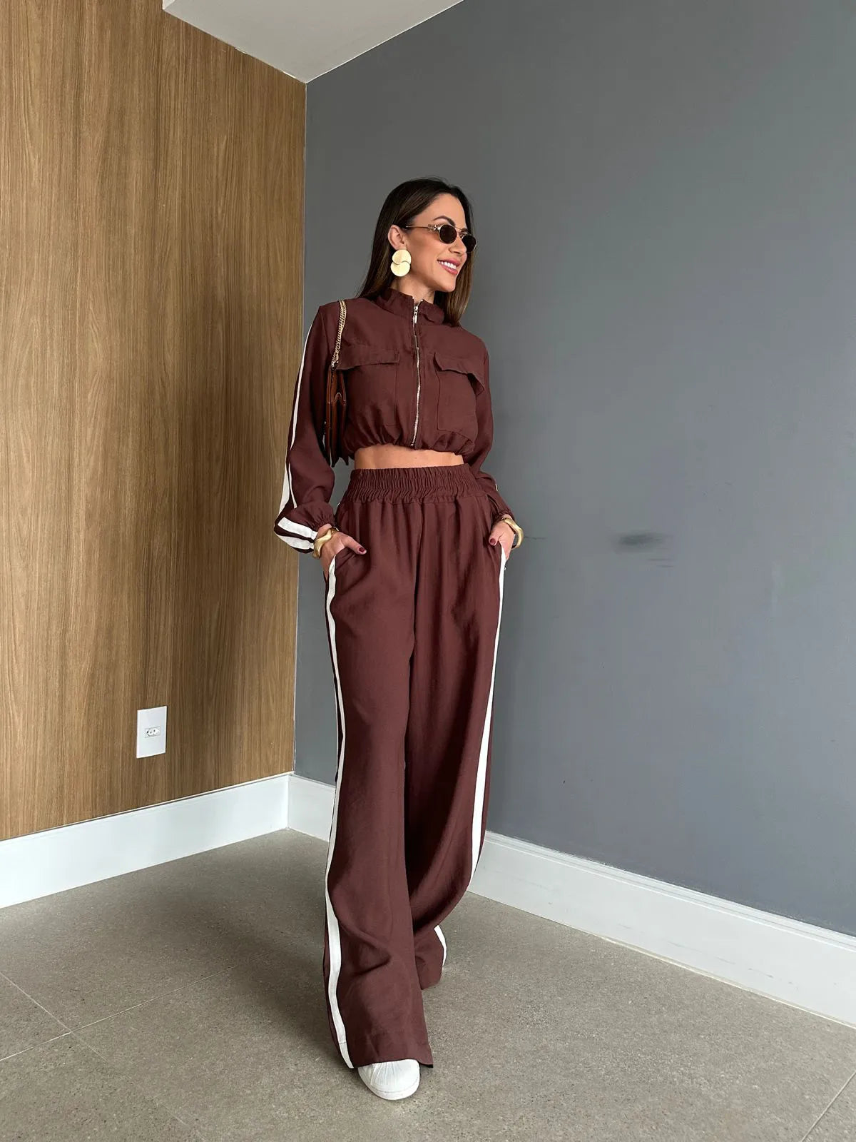 Conjunto Pantalona com Listra Lateral + Jaqueta com Zíper de Metal