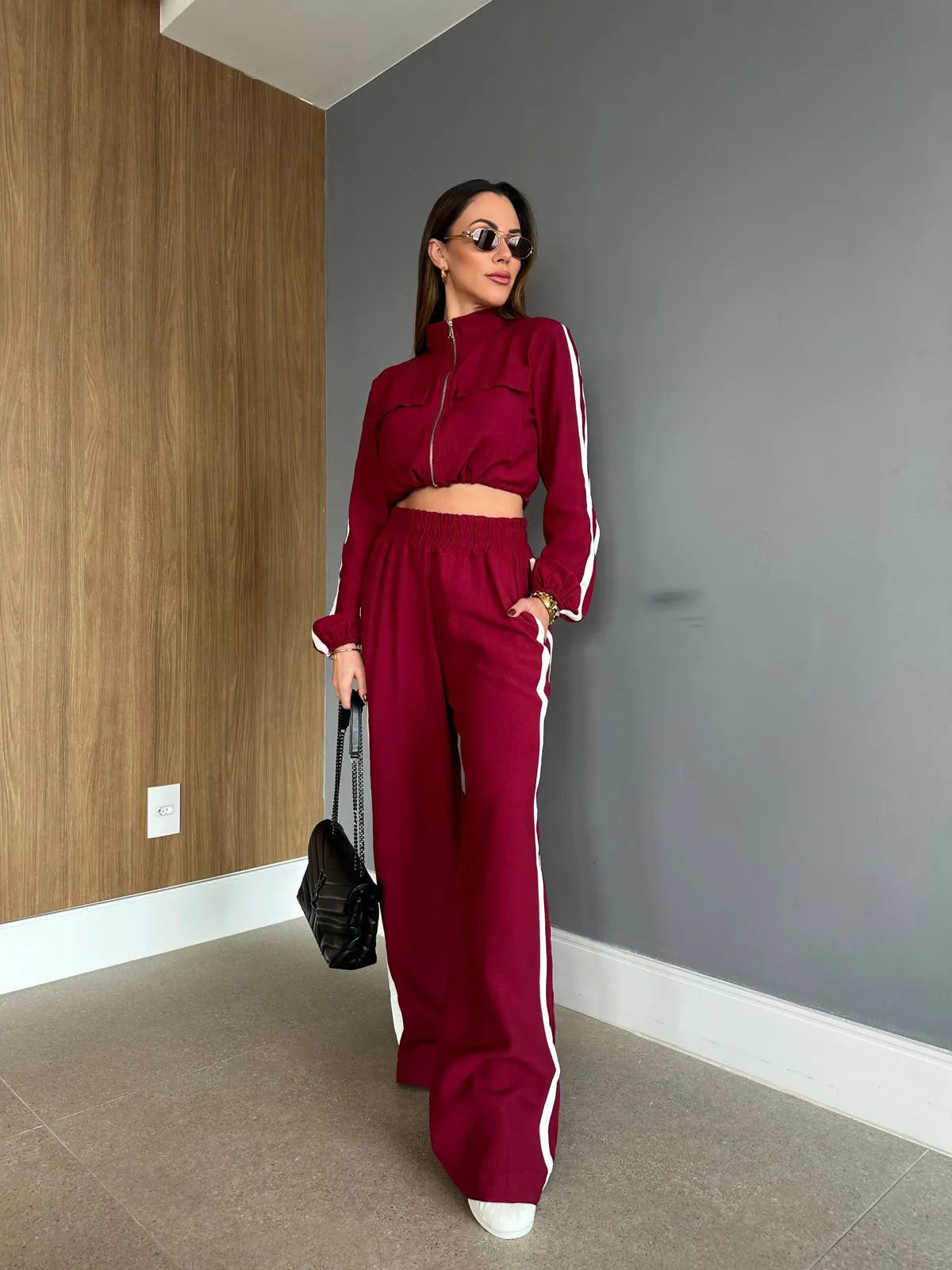 Conjunto Pantalona com Listra Lateral + Jaqueta com Zíper de Metal