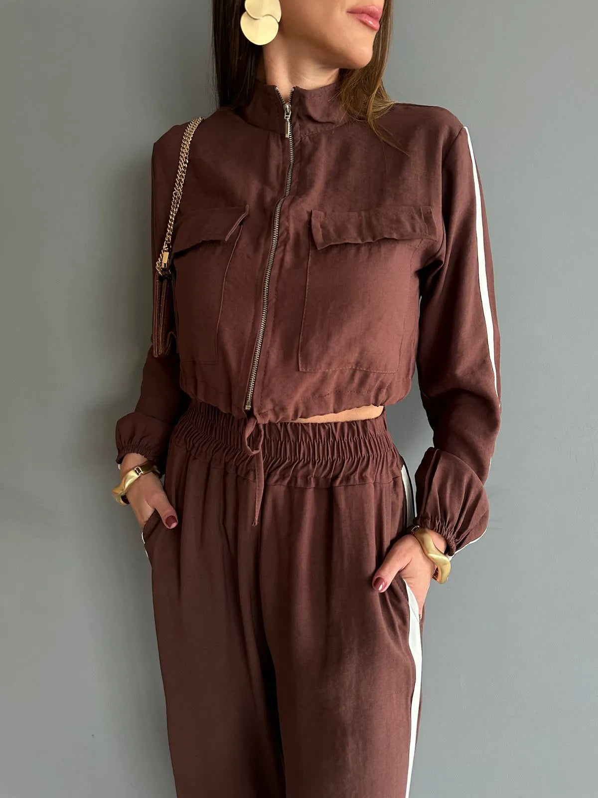 Conjunto Pantalona com Listra Lateral + Jaqueta com Zíper de Metal