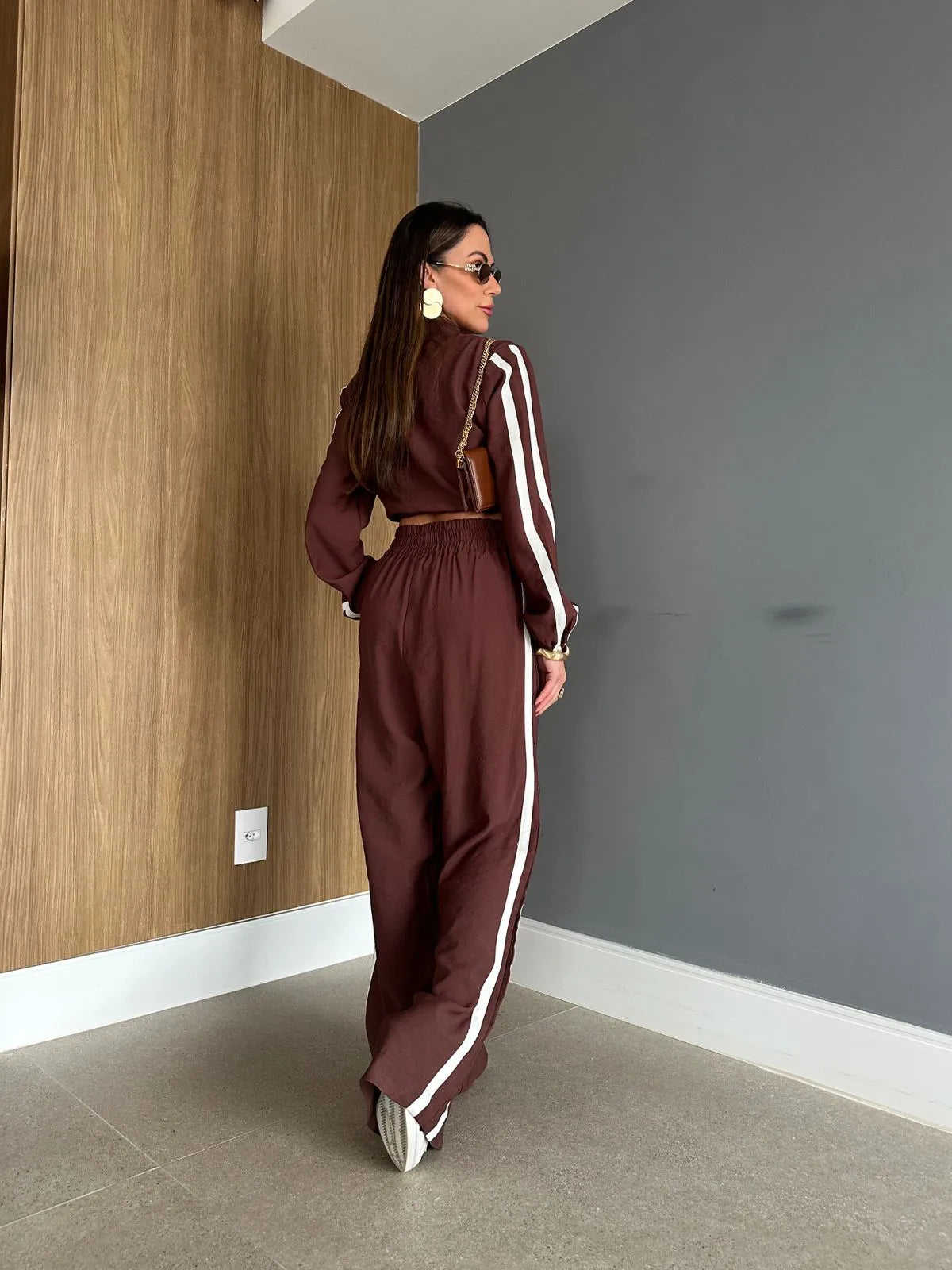Conjunto Pantalona com Listra Lateral + Jaqueta com Zíper de Metal