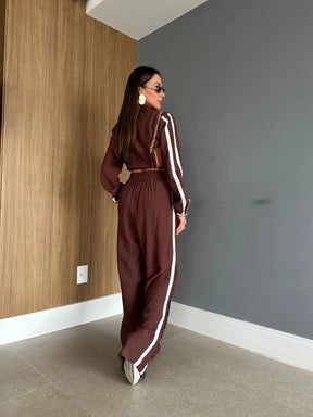 Conjunto Pantalona com Listra Lateral + Jaqueta com Zíper de Metal