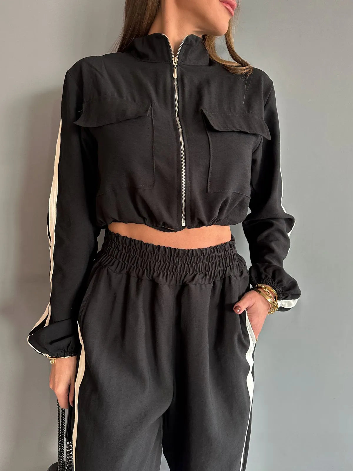 Conjunto Pantalona com Listra Lateral + Jaqueta com Zíper de Metal