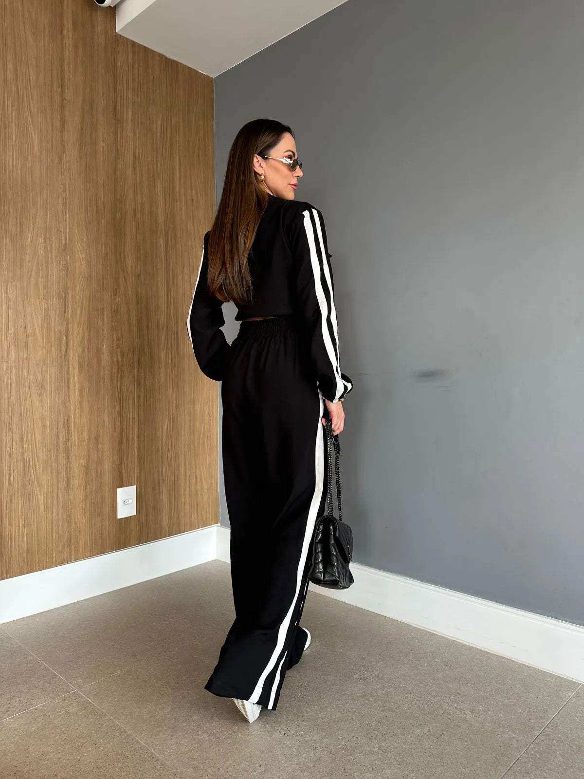 Conjunto Pantalona com Listra Lateral + Jaqueta com Zíper de Metal