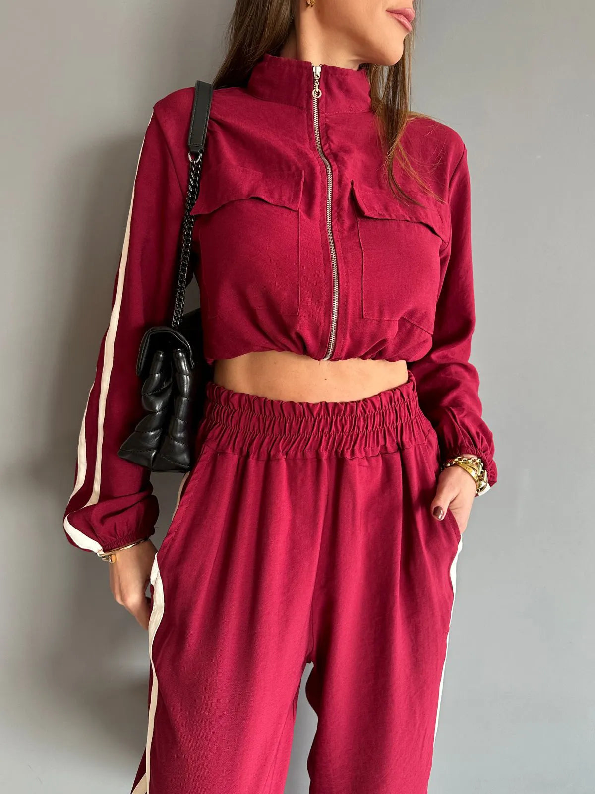 Conjunto Pantalona com Listra Lateral + Jaqueta com Zíper de Metal