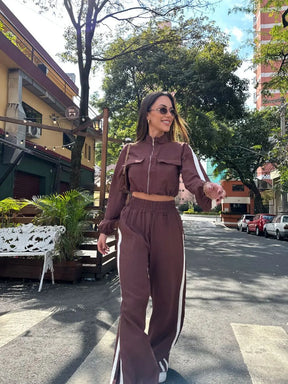 Conjunto Pantalona com Listra Lateral + Jaqueta com Zíper de Metal