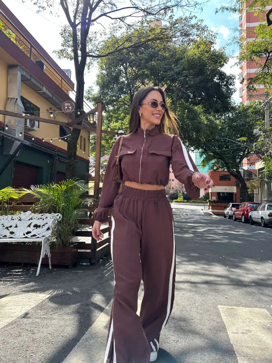 Conjunto Pantalona com Listra Lateral + Jaqueta com Zíper de Metal